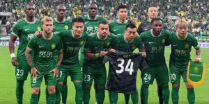 【龙八国际】记者：为侯森而战！国安首发合影时举起侯森的队服