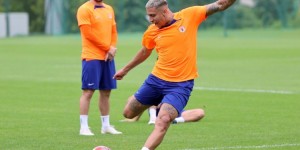 【龙八国际】泰山队上午完成出征前最后一练，中午从基地启程前往上海