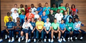 【龙八国际】业余足球→国家队?法国新全家福：全员身穿自己启蒙俱乐部球衣