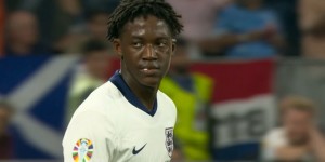 【龙八国际】松弛感?梅努边踢比赛边嚼口香糖~边路1突3险些成功！