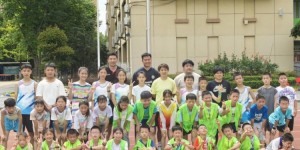 【龙八国际】长江日报：王霜来到武汉市公益托管班，为孩子们上足球课