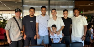 【龙八国际】奥斯卡社媒晒合影：今天中午和兄弟们一起烤肉，开心 ⚽️?