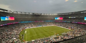 【龙八国际】记者：就目前而言，皇马对阵巴萨的友谊赛推迟30分钟