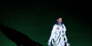 【龙八国际】710场成拜仁出场王，穆勒穿宇航服拍广告晒专属定制球鞋