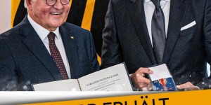 【龙八国际】西装革履！克洛普接受德国总统表彰，获颁功绩勋章?️