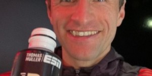 【龙八国际】?笑得很开心！替补登场的穆勒更新社媒庆祝赢球：拜仁3分到手