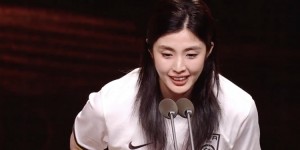 【龙八国际】赵丽娜登台领奖时身穿国足球衣：中国足球加油，今晚十点国足比赛