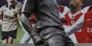 【龙八国际】詹俊：酋长球场已有4座雕像，现役阿森纳球员未来谁会有此礼遇？