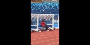 【龙八国际】今日赛前训练，记者：武磊便装和张琳芃一起坐在替补席