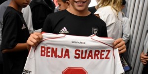 【龙八国际】梅西儿子蒂亚戈、苏牙儿子本杰明参观纪念碑球场，获赠河床球衣