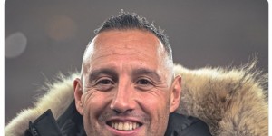 【龙八国际】发型还没变?40岁卡索拉重返酋长球场，现场观战阿森纳vs伊镇