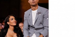 【龙八国际】乔治娜晒照一脸崇拜仰望C罗：我们为你感到无比自豪