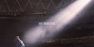 【龙八国际】外媒BR特制海报：哈兰德叉腰低头站在酋长球场，字幕“已谦逊”