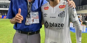 【龙八国际】桑托斯晒内马尔与俱乐部79岁最老员工合影：两人都是桑托斯的偶像