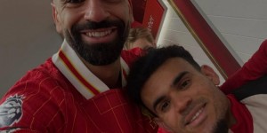 【龙八国际】赛后保留节目！🤳萨拉赫晒和迪亚斯的红军进球功臣自拍照😀