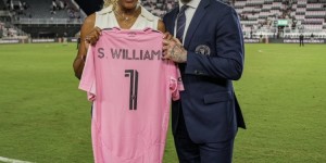 【龙八国际】小威现场观看迈阿密国际美职联揭幕战，获贝克汉姆赠送纪念球衣