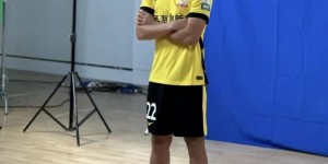 【龙八国际】记者：杨希第一时间返回青岛西海岸 补拍新赛季定妆照