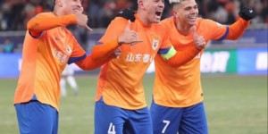 【龙八国际】天各一方！泰山旧将贾德松晒昔日旧照：一年前的今天，我好想念