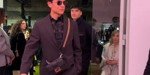 【龙八国际】模特范！迪巴拉一身西服，在米兰参加时尚活动