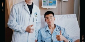 【龙八国际】何宇鹏社媒晒手术后照片：一定会见，就在某天