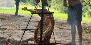 【龙八国际】将迎来45岁生日🎂小罗晒户外烧烤照片：庆生活动已开始