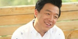 【龙八国际】实力派演员黄渤，歌也唱得很不错曾经当过驻唱歌手