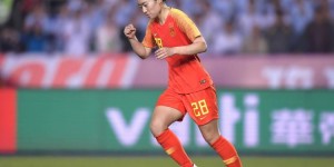 【龙八国际】唐佳丽感谢梅西祝福：我有梅老板的亲签球鞋了！努力会被看见?