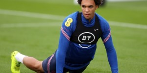 【龙八国际】记者：曼联名宿对阿诺德的评论很恶心，他的冠军比队中大部分人多