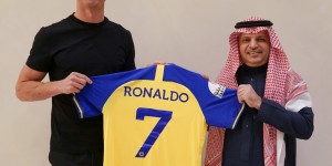 【龙八国际】一年前的今天，37岁的C罗正式加盟沙特球队利雅得胜利