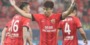 【龙八国际】边后卫告急！北青：李帅因伤离开国足训练，返回上海进行治疗