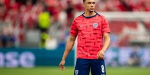 【龙八国际】中场实验失败?莱因克尔：我有点同情阿诺德，感觉他被晾一边了