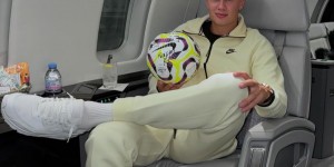 【龙八国际】叒签麻了?哈兰德本赛季第三次戴帽，球上写满国家队队友签名