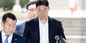 【龙八国际】韩媒：庭审现场黄义助始终低头双手合十，判决后不停致歉