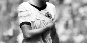 【龙八国际】意足协悼念贝肯鲍尔：世界足坛传奇，对意大利世纪之战的主角