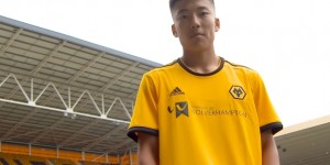 【龙八国际】何朕宇随狼队U21前往美国参加邀请赛，22日首战切尔西U21