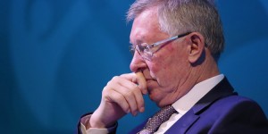 【龙八国际】镜报盘点弗格森退休后六次回曼联：选定莫耶斯、签回C罗在列