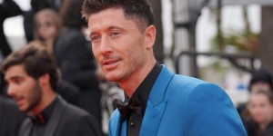 【龙八国际】记者：莱万通过了巴萨体检，现在可以完成签约