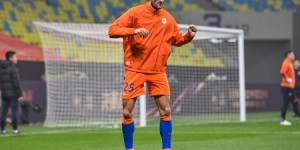 【龙八国际】记者：费莱尼和克雷桑都有拉伤不能踢太长 孙准浩身体也有反应