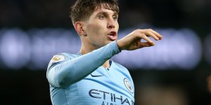 【龙八国际】曼晚列举斯通斯受伤后曼城替代方案：阿克、阿坎吉、里科-刘易斯