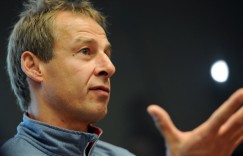 【龙八国际】克林斯曼：当年踹广告桶后哭着向特拉帕托尼道歉，这事跟了我很久