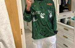 【龙八国际】?帅气吗？哈兰德社媒晒自拍照片，绿色上衣、鞋子+白色裤子