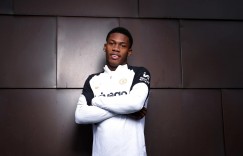 【龙八国际】切尔西官方：牙买加18岁国脚理查兹正式加盟球队