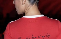 【龙八国际】球衣变长裙?乔治娜为时尚品牌走秀，身穿C罗球衣款式连衣裙