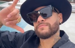 【龙八国际】?亿万富翁的生活！内马尔戴大金戒+比手势6，晒不知名轮盘手表