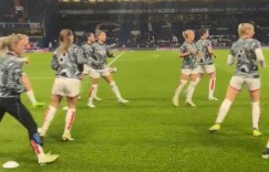 【龙八国际】这……阿森纳女足穿错球袜致比赛推迟，到切尔西商店买新袜?