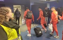 【龙八国际】摔得不轻！凯恩在赛后被问伤情如何：感觉有点疼