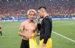 【龙八国际】?聊啥呢？韦世豪赛后和王大雷交换球衣