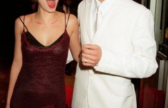 【龙八国际】美?与阿诺德同游伦敦的23岁模特 父亲是知名影星裘德-洛?