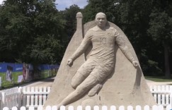 【龙八国际】这是姆巴佩还是鲁尼?法国队欧洲杯大本营的姆巴佩沙雕?