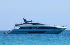 【龙八国际】无缘欧洲杯，哈兰德与父亲&好友在周租10万欧的豪华游艇上度假